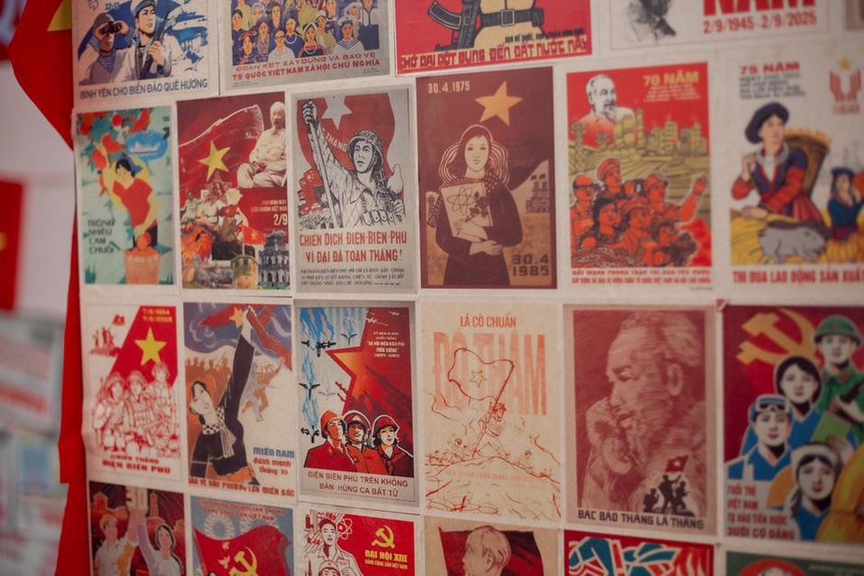 старая выцветшая футболка с силуэтом красноармейца и надписью «23 февраля»